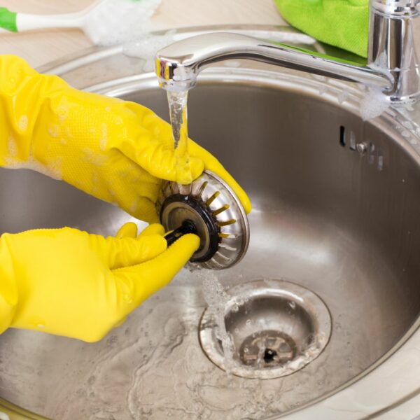 cleaning kitchen sink